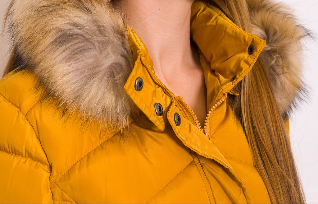 Glamadise.sk - Dámská vypasovaná zimní bunda s pravým mývalovcem - žlutá -  Due Linee - Zimné bundy - Dámske oblečenie - GLAM, protože chci být odlišná!
