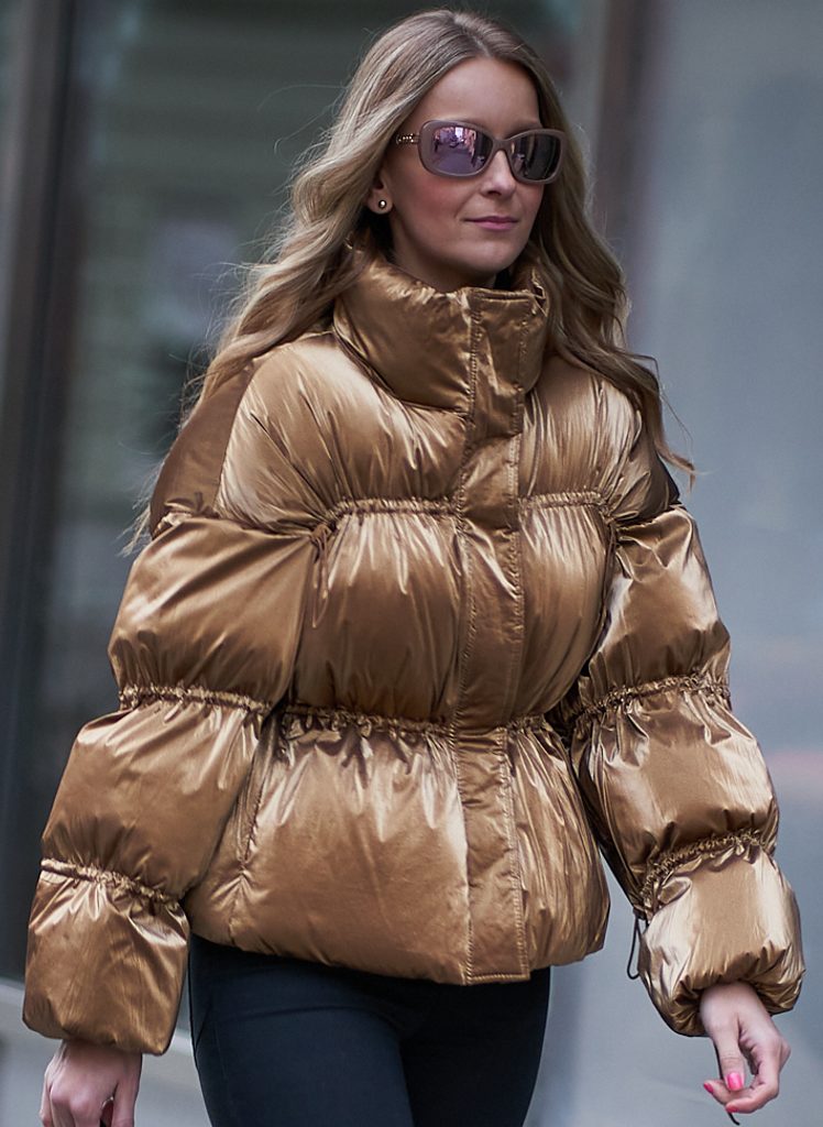 Dámská krátká oversize metalická bunda - zlatá - Due Linee - Zimní bundy -  Dámské oblečení - GLAM, protože chci být odlišná!