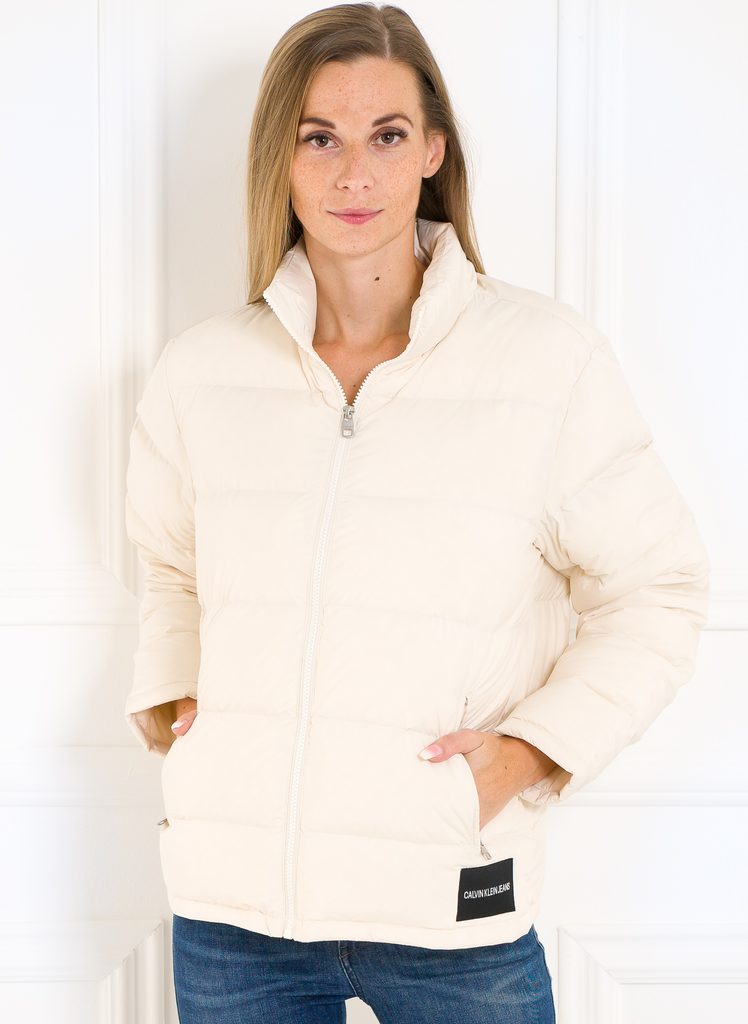 Calvin Klein dámská péřová bunda bílá - Calvin Klein - Zimní bundy - Dámské  oblečení - GLAM, protože chci být odlišná!