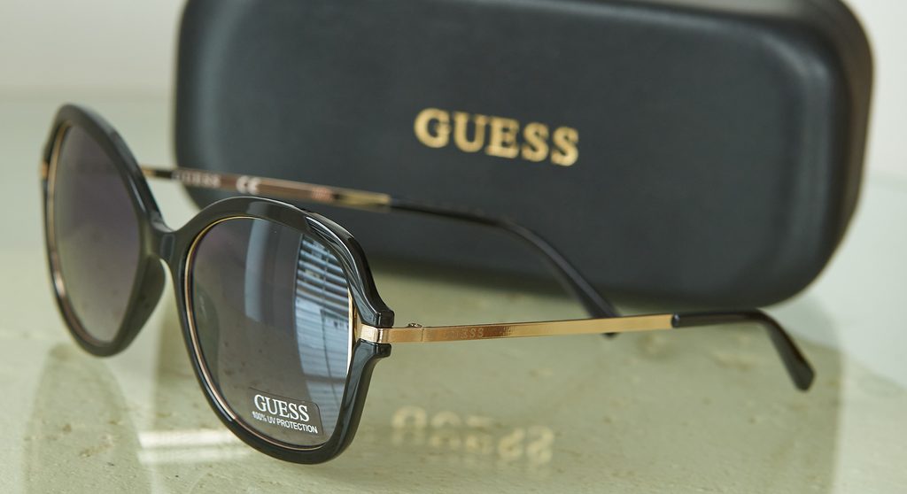 Dámské Guess sluneční brýle - Guess - Dámské sluneční brýle - Doplňky -  GLAM, protože chci být odlišná!