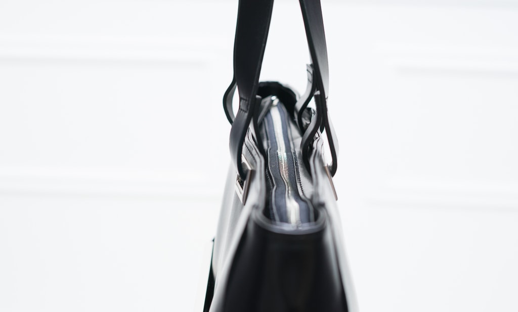 Guy Laroche Noir Black Handbag with Strap (In Excellent Condition)