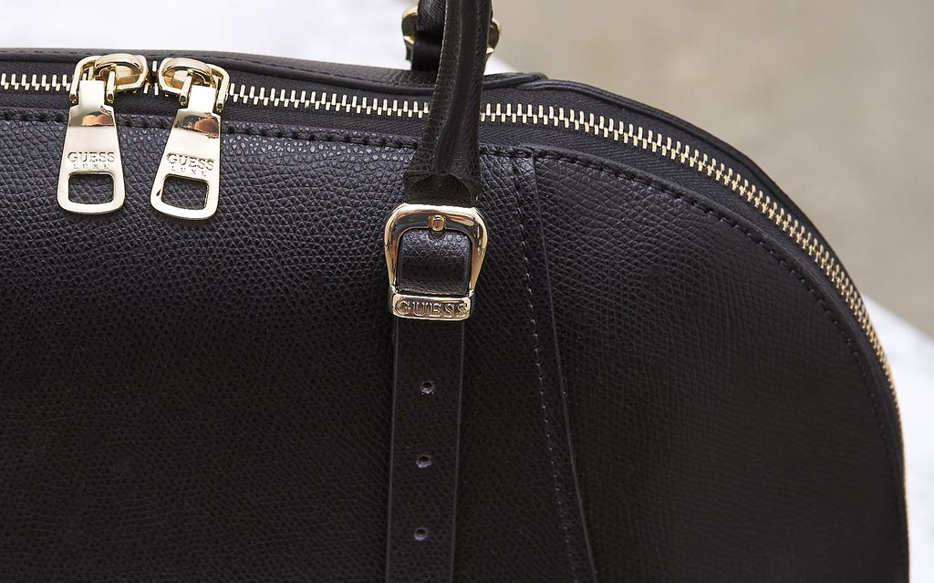 Vegan leather handbag GUESS Black in Vegan leather - 36682958