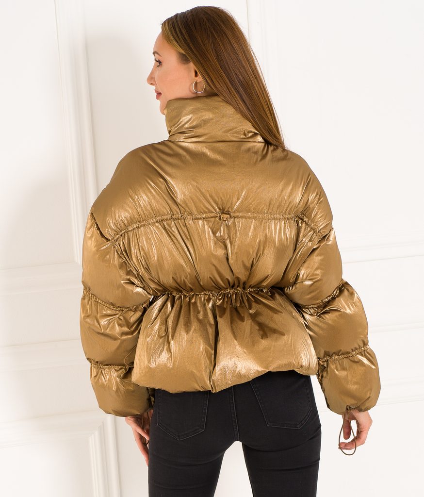 Glamadise.sk - Dámska krátka oversize metalická bunda - zlatá - Due Linee -  Zimné bundy - Dámske oblečenie - GLAM, protože chci být odlišná!