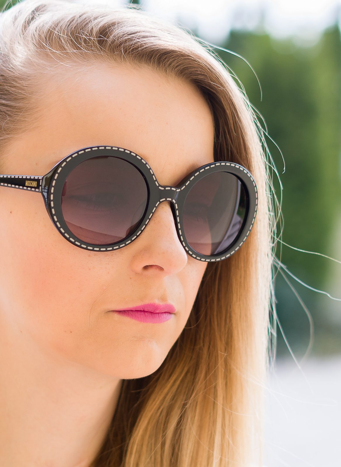 MOSCHINO ブラック リボンモチーフのケースとゴルチェのサングラス Moschino MOS153/S Black Pearl Logo Sunglasses – Designer Daydream