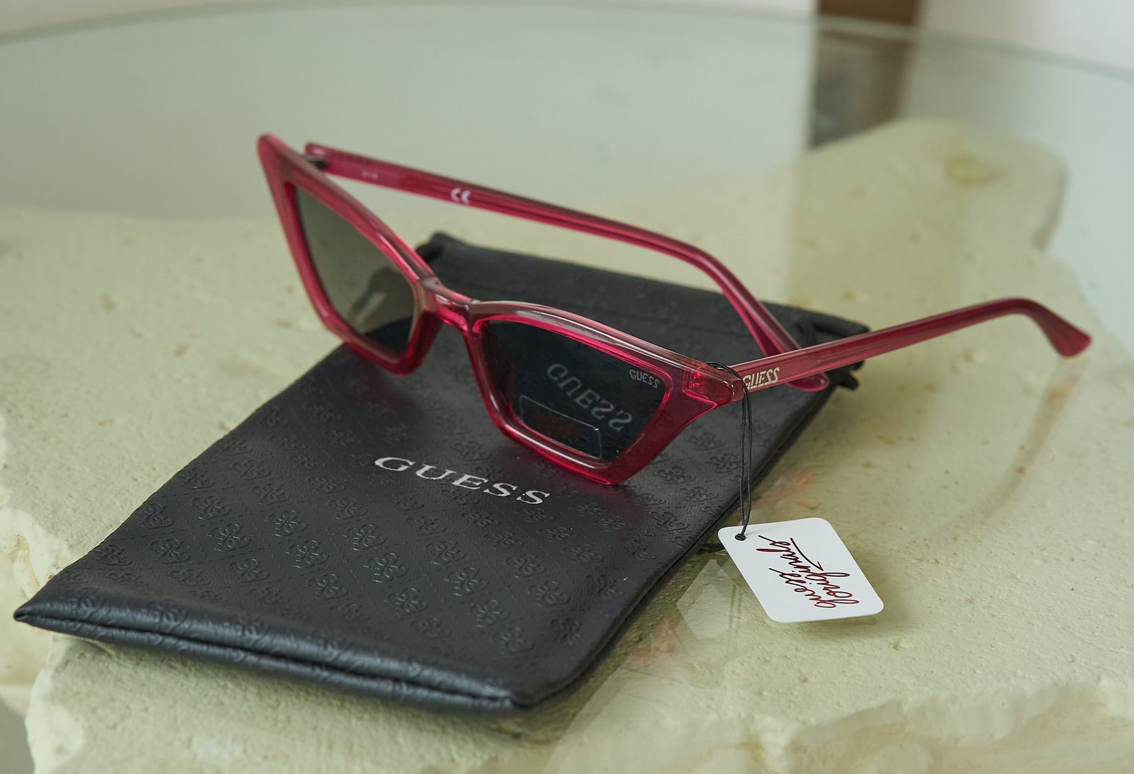 Authentic Brand New Guess Women\'s Black and Red Sunglasses 138784.jpg main image 4