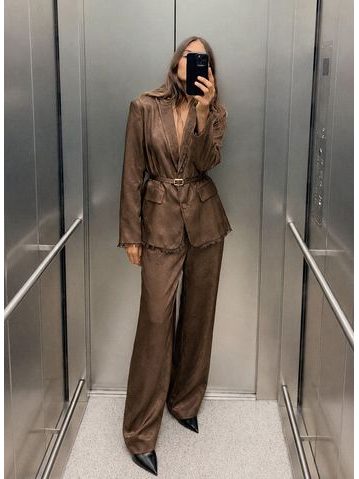 Costum cu aspect creponat sacou și pantaloni maro -