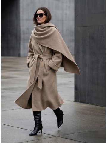 Costum damă burgundy cu cataramă aurie -