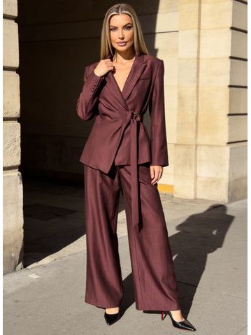 Costum damă burgundy cu cataramă aurie -