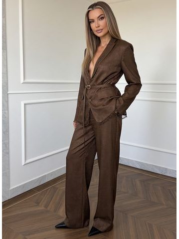 Costum damă burgundy cu cataramă aurie -