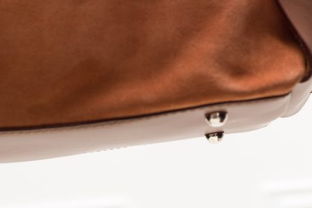 Dámska kožená kabelka brúsená so zdobením - hnedá