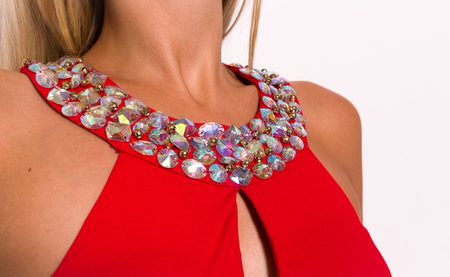 Spoločenské dlhé šaty s kamienkami okolo krku a chrbte - červená -