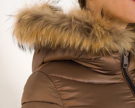 Dámska zimná bunda s lesklým pásom a pravým mývalom - hnedá -