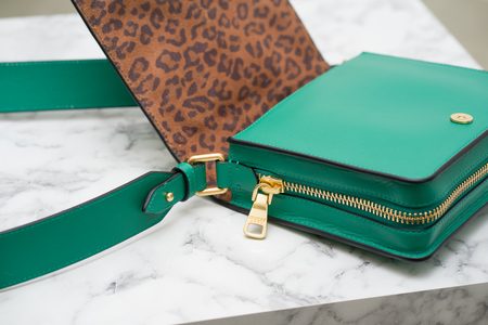 Geantă din piele crossbody pentru femei Guess Luxe - Verde -