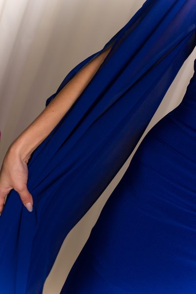 Dámske dlhé šaty na jedno rameno modrej -