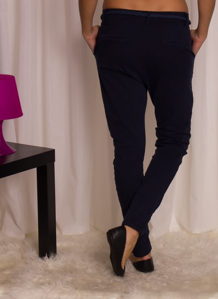 Dámske nohavice s nízkym sedom a opaskom - modrá -