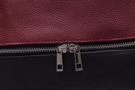Dámska kožená kabelka na rameno s vreckom na zips - červená -