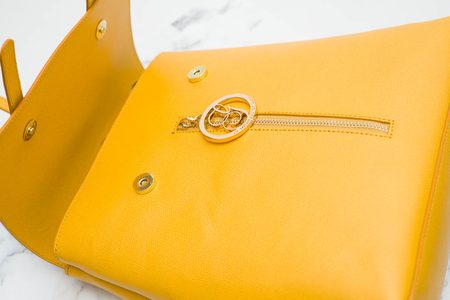 Dámský kožený batoh na patenty ražený - žlutá -