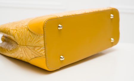 Dámská kožená kabelka ražená s květy - žlutá -