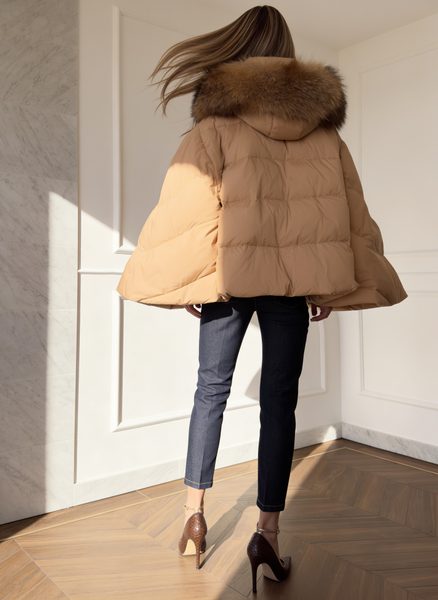 Poncho de puf pentru femei cu blană naturală de raton, bej -