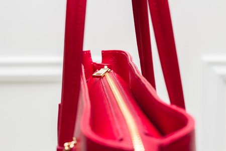 Dámska kožená kabelka so zipsom na boku - červená -