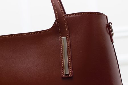 Dámska kožená kabelka pevná so strieborným zdobením - hnedá -