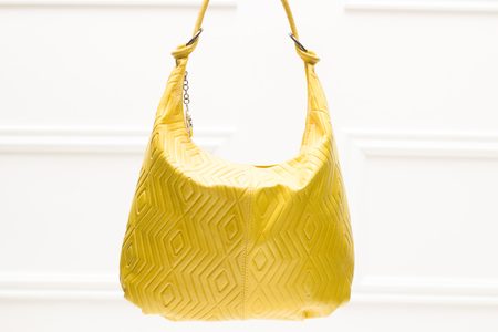 Dámská kožená kabelka přes rameno s kroužky s motivem - žlutá -
