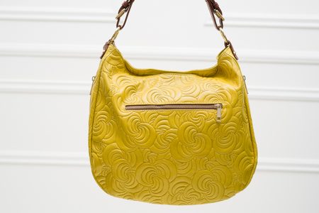 Dámska kožená kabelka cez rameno zdobená kvetmi - žltá -