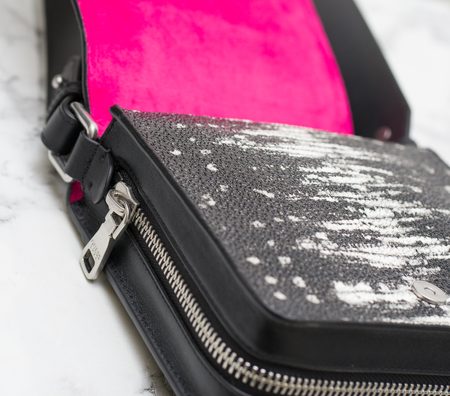 Geantă din piele crossbody pentru femei Guess Luxe - Neagră -