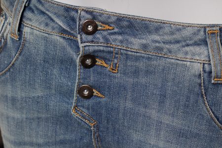 Dámské džíny s nižším sedem -