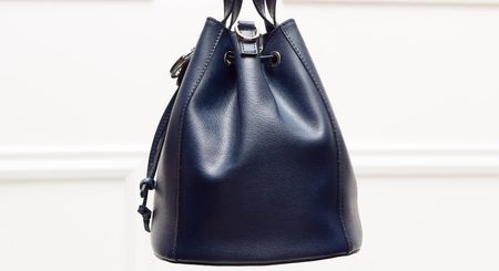Dámska kožená kabelka mešec - tmavá modrá -