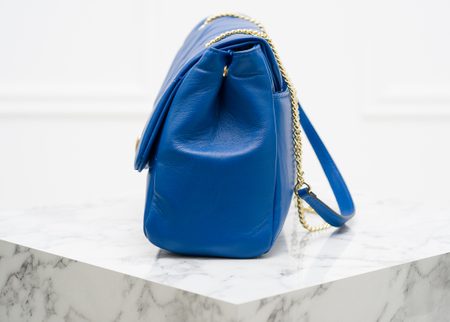 Dámská kožená kabelka prošívaná s řetízkem - královsky modrá -