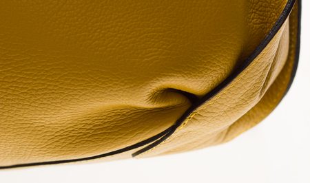 Dámska kožená kabelka cez rameno pútko s volánom - horčicová -