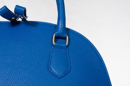 Kožená kabelka modrá se zlatým zipem 