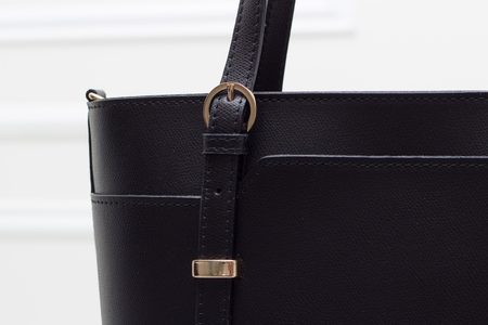 Dámska kožená kabelka s jednou prackou na strane - čierna -