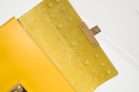 Dámská kožená crossbody kabelky s perličkami - žlutá -