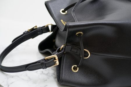 Dámska kožená kabelka do ruky vak s prackami - čierna -