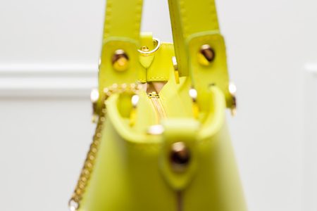 Kožená kabelka do ruky se zlatým kováním žluto - zelená -