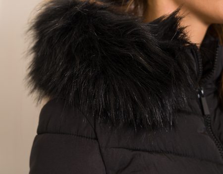 Dámska dlhšia bunda z exkluzívneho materiálu čierna -