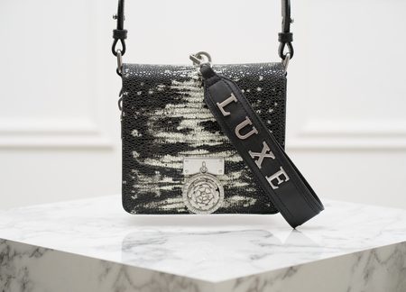 Geantă din piele crossbody pentru femei Guess Luxe - Neagră -