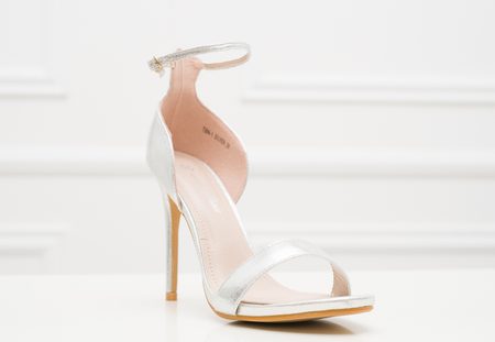 Dámské stříbrné sandály na podpatku -