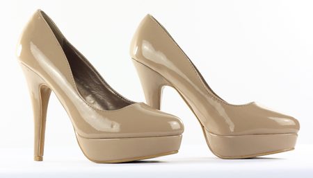 Dámske béžové lodičky na platforme lesklé -