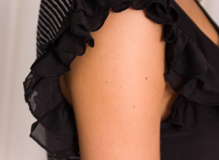 Dámske tričko čiernej s volánom na rukávoch -