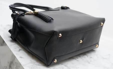 Dámská kožená kabelka ražená s třásní - černá -
