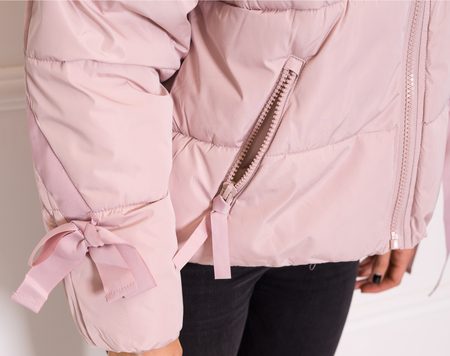 Dámska krátka oversize bunda s viazaním na rukávoch - jemne ružová -