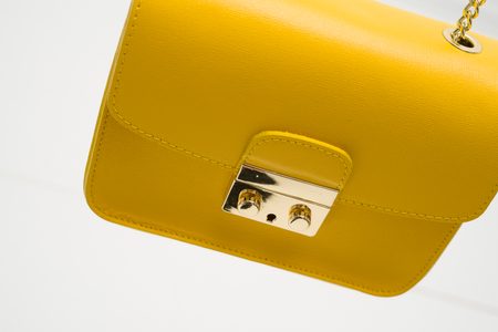 Dámska kožená crossbody kabelka razená - žltá -