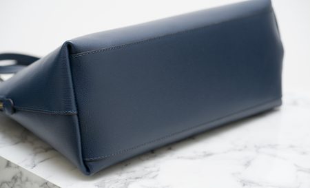 Dámska kožená kabelka do ruky na zips - tmavo modrá