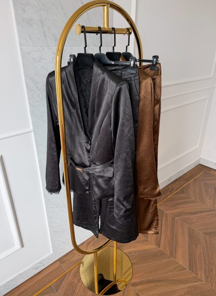 Costum cu aspect creponat sacou și pantaloni negru -