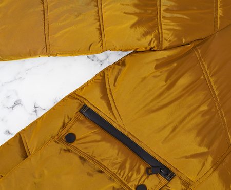 Dámská zimní bunda s kapsami hořčičná žlutá -