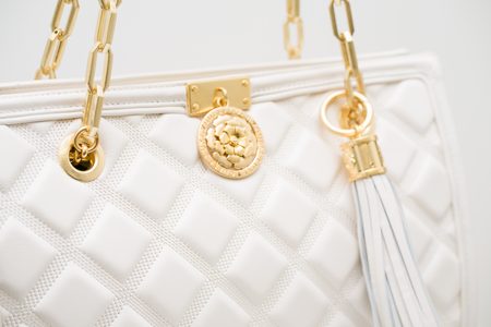 Damska skórzana torebka na ramię Guess Luxe - biały -