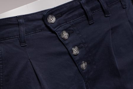 Dámské tmavě modré kalhoty s nízkým sedem -